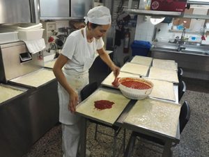 Sandra la cuoca prepara la pizza dell'Hotel Manzoni di cattolica